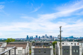 Nash House & Bars of Broadway with Hot Tub, Rooftop Bar and Views! 8min Downtown! Sleeps 12!